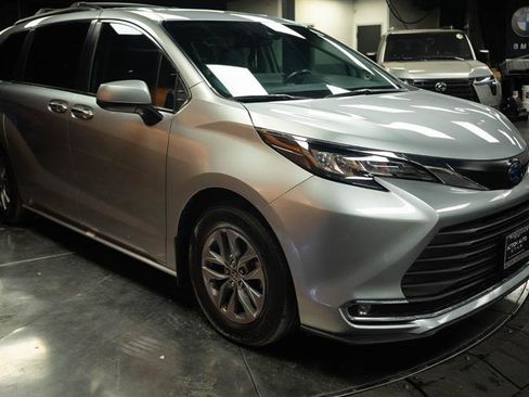 Used 2022 Toyota Sienna XLE w/ XLE Plus Package AWD/4WD image 5