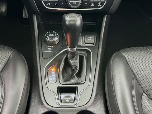 Used 2020 Jeep Cherokee Limited image 14