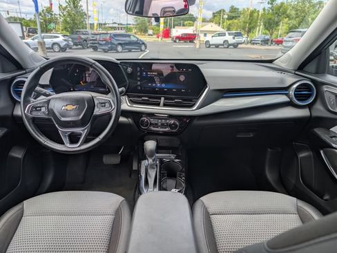 Used 2024 Chevrolet Trax LT w/ Driver Confidence Package FWD image 11