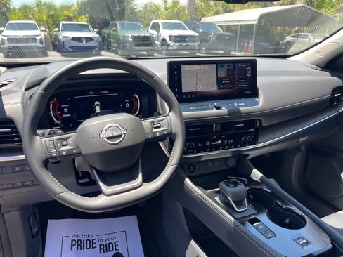 Used 2025 Nissan Rogue Platinum w/ Tech Package FWD image 14
