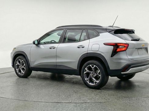 Used 2025 Chevrolet Trax LT w/ LT Convenience Package FWD image 6