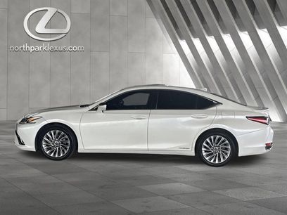 Used 2019 Lexus ES 300h Ultra Luxury w/ Accessory Package 2