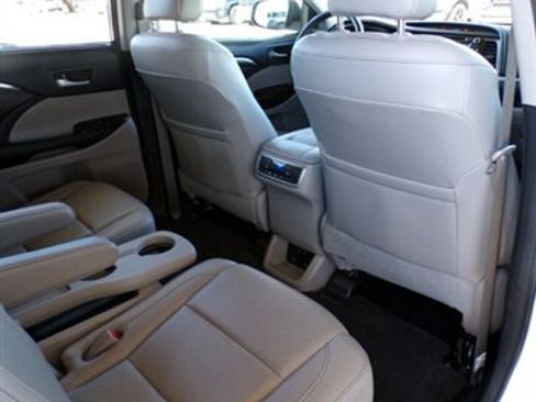 Used 2018 Toyota Highlander Limited FWD image 25