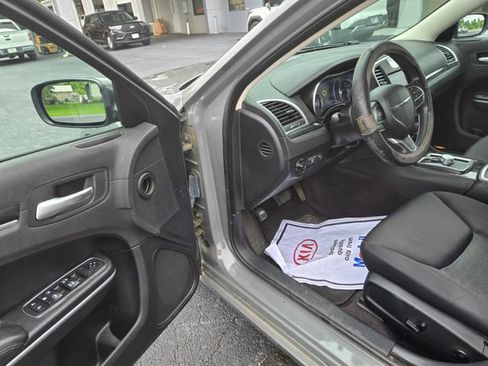 Used 2019 Chrysler 300 Touring w/ Driver Convenience Group RWD image 4