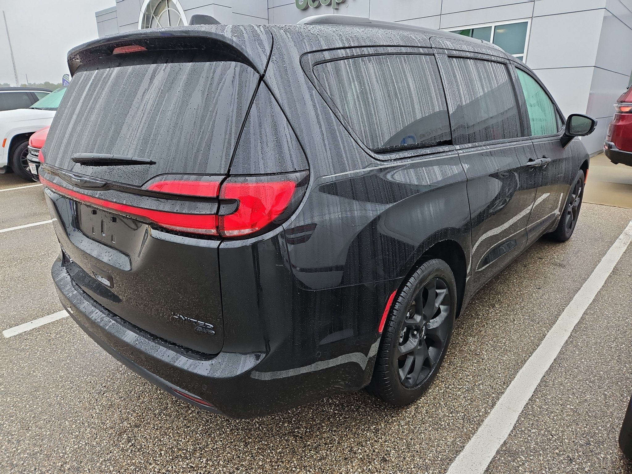 Used 2023 Chrysler Pacifica Limited w/ S Appearance Package AWD/4WD image 5