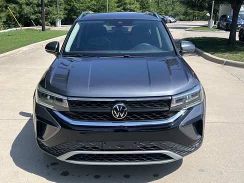 Certified 2023 Volkswagen Taos SE FWD image 3