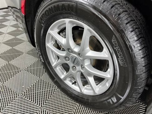 Used 2023 Chrysler Pacifica Touring-L FWD image 16