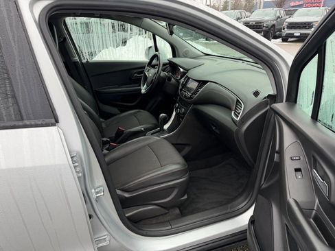 Used 2022 Chevrolet Trax LT w/ LT Convenience Package image 24