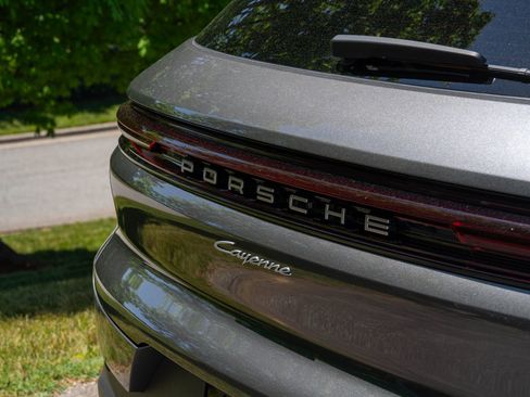 Used 2024 Porsche Cayenne AWD/4WD image 15