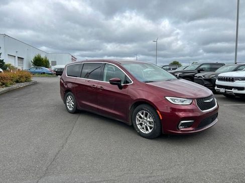 Used 2023 Chrysler Pacifica Touring-L FWD image 2