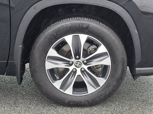 Used 2025 Toyota Highlander XLE image 9