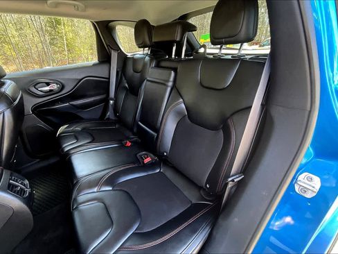 Used 2019 Jeep Cherokee Trailhawk AWD/4WD image 21