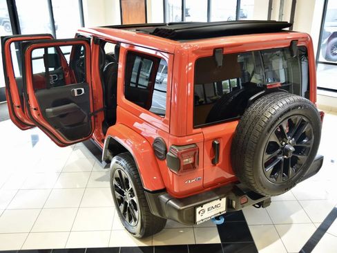 Used 2024 Jeep Wrangler Unlimited Sahara w/ Technology Group AWD/4WD image 8