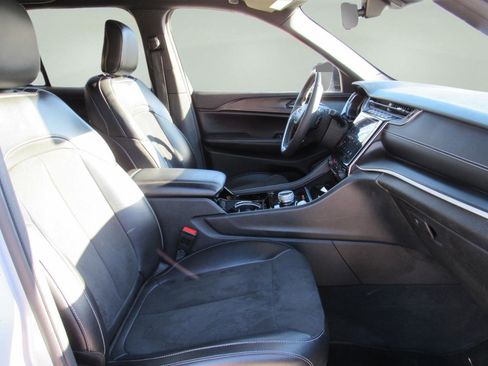 Used 2023 Jeep Grand Cherokee Altitude image 31