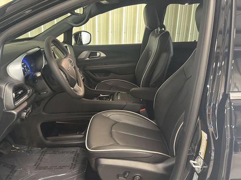 New 2026 Chrysler Pacifica Limited FWD image 13