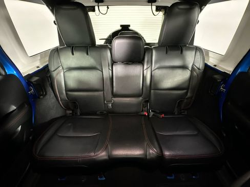 Used 2022 Jeep Wrangler Unlimited Rubicon w/ LED Lighting Group AWD/4WD image 13
