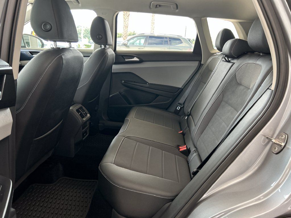 Certified 2023 Volkswagen Taos SE FWD image 31