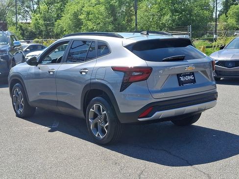 Used 2025 Chevrolet Trax LT w/ LT Convenience Package FWD image 7