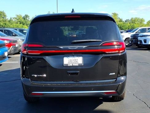 New 2027 Chrysler Pacifica Select AWD/4WD image 21