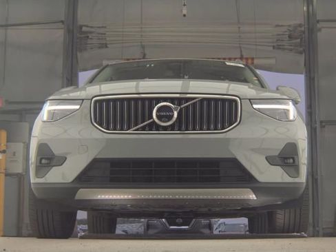 Used 2025 Volvo XC40 B5 Plus AWD/4WD image 3