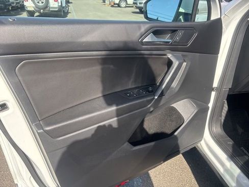 Used 2018 Volkswagen Tiguan SE w/ Panoramic Sunroof Package AWD/4WD image 17
