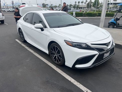Used 2023 Toyota Camry SE image 16