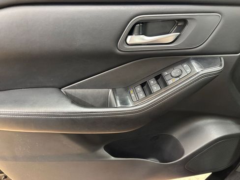 Used 2025 Nissan Rogue SV FWD image 18