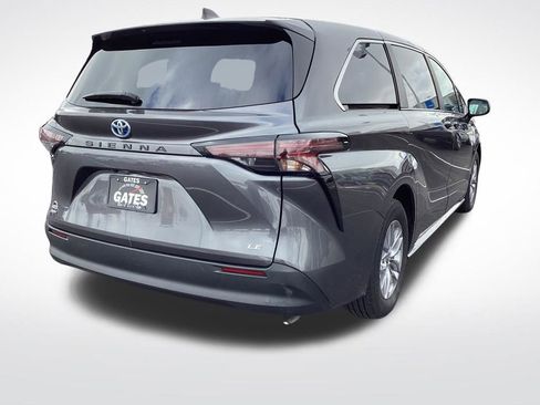 Used 2025 Toyota Sienna LE image 9