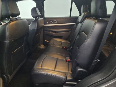 Used 2017 Ford Explorer XLT w/ Equipment Group 202A AWD/4WD image 18