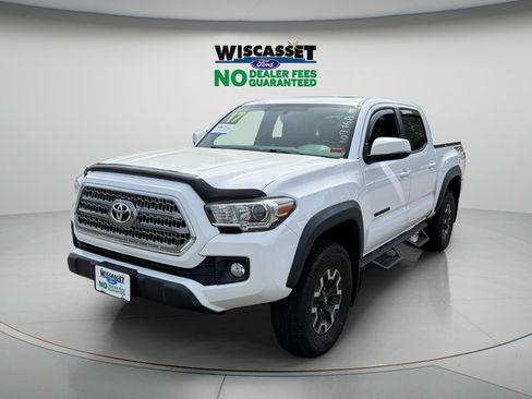 Used 2017 Toyota Tacoma TRD Off-Road w/ Premium & Technology Package AWD/4WD image 18