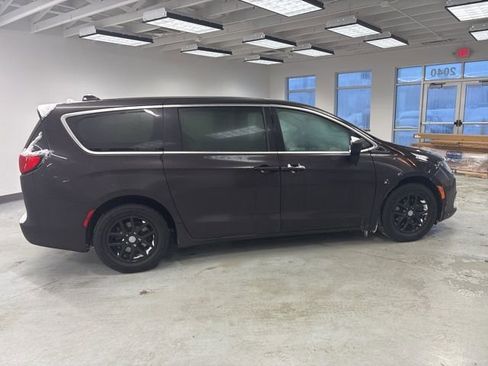 Used 2017 Chrysler Pacifica LX image 10