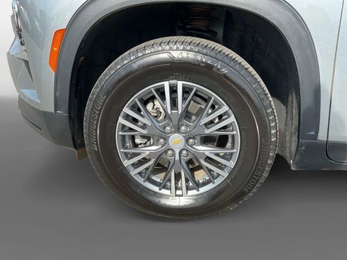 Used 2025 Chevrolet Traverse LT image 14