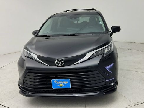Used 2026 Toyota Sienna XLE FWD image 2