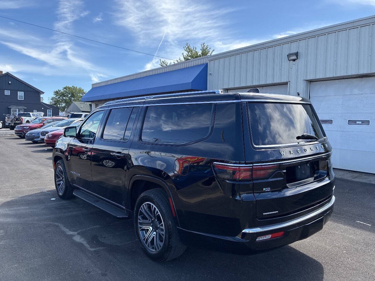 Used 2023 Jeep Wagoneer L Series II AWD/4WD image 5