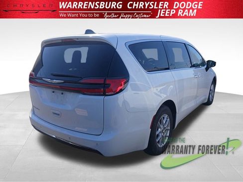 Used 2024 Chrysler Pacifica Touring-L image 3