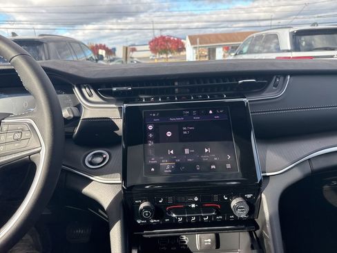 New 2025 Jeep Grand Cherokee Altitude AWD/4WD image 22