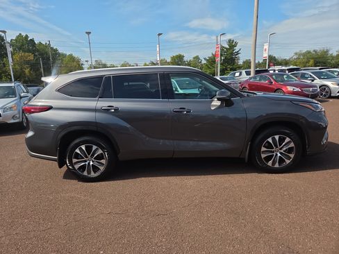 Certified 2022 Toyota Highlander XLE image 2