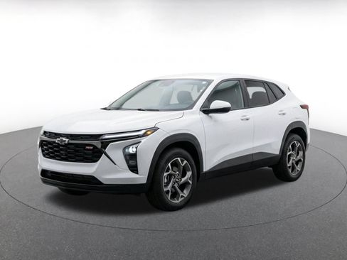 Used 2025 Chevrolet Trax LT w/ LT Convenience Package FWD image 3