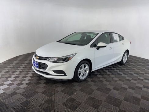 Used 2018 Chevrolet Cruze LT w/ Convenience Package image 3