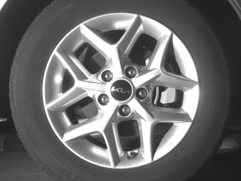 Used 2025 Kia Soul LX w/ LX Technology Package FWD image 13