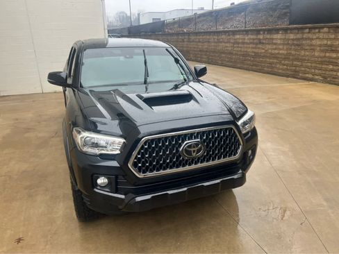 Used 2019 Toyota Tacoma TRD Sport w/ Technology Package image 4