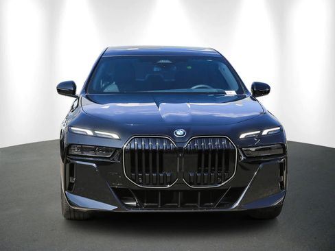 Used 2025 BMW 750e xDrive w/ Premium Package image 2