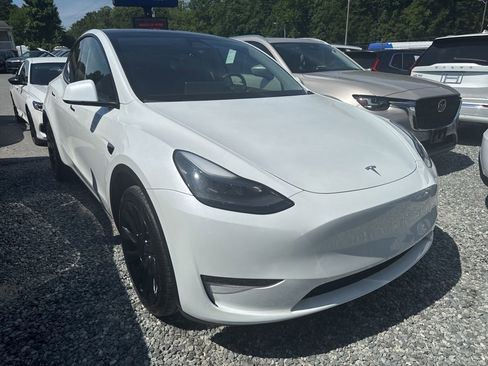 Used 2024 Tesla Model Y Long Range AWD/4WD image 2