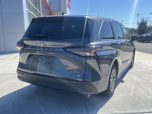 Used 2025 Toyota Sienna LE FWD image 3