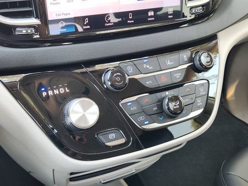 Used 2024 Chrysler Pacifica Touring-L FWD image 18