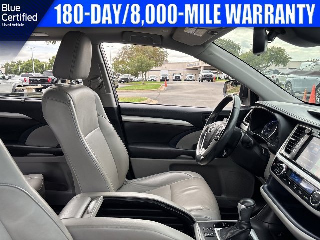 Used 2019 Toyota Highlander XLE FWD image 18