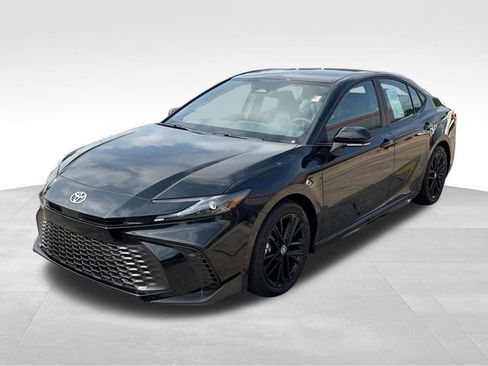 Used 2025 Toyota Camry SE FWD image 3
