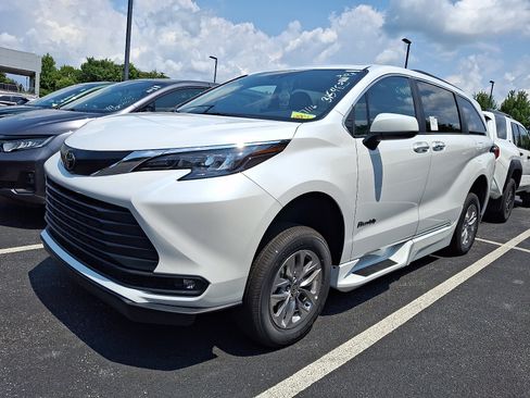 Used 2026 Toyota Sienna XLE FWD image 2