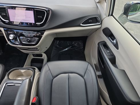 Used 2024 Chrysler Pacifica Touring-L image 17
