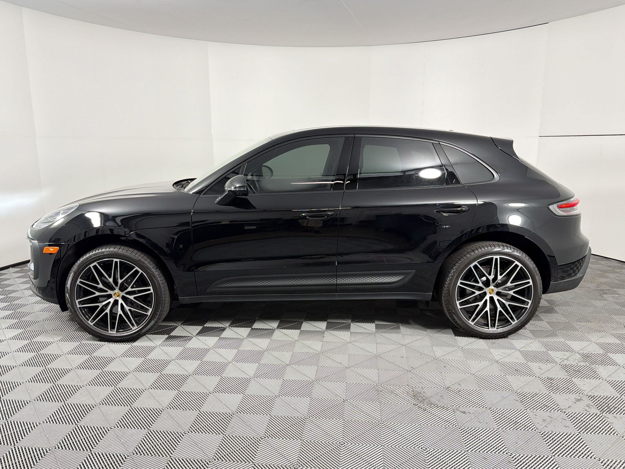 Used 2026 Porsche Macan AWD/4WD image 2